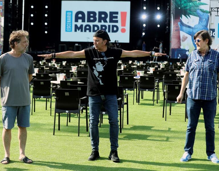 'Los Secretos' tocan para los sanitarios en el estreno de 'Abre Madrid'