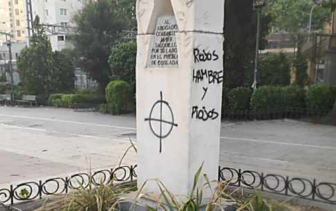 Pintadas neonazis en el monumento a los "abogados de Atocha" en Coslada