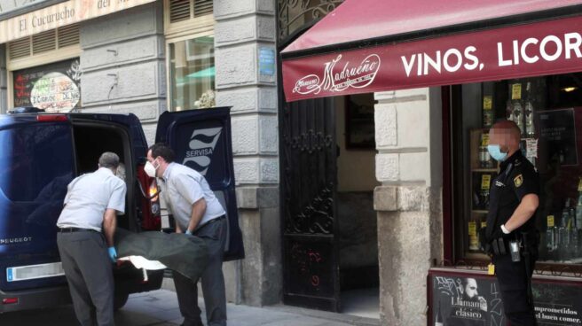 Retirada del cadáver tras el suceso en el hostal del centro de Madrid.