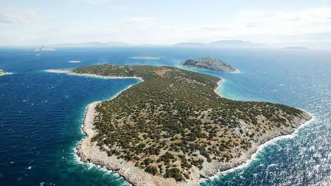 Siete islas del Mediterráneo que están en venta: de Tagomago a Stroggilo