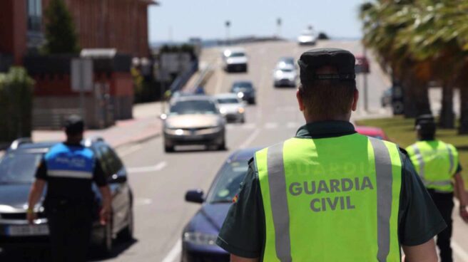 Agentes de tráfico y paneles informativos para disuadir de salidas desde Zaragoza.