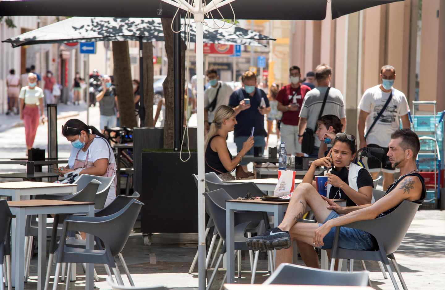 Madrid, único territorio junto a Canarias que se resiste a imponer la mascarilla obligatoria