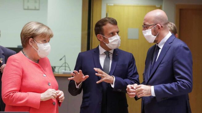 Angela Merkel, Emmanuel Macron y Charles Michel conversan antes del Consejo Europeo.