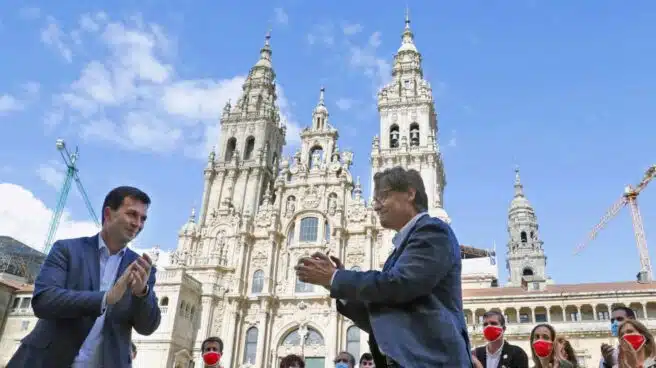 El PSOE aprovecha el tirón del ministro Illa para hacer campaña bajo la catedral de Santiago