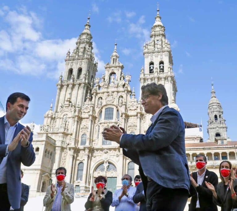 El PSOE aprovecha el tirón del ministro Illa para hacer campaña bajo la catedral de Santiago