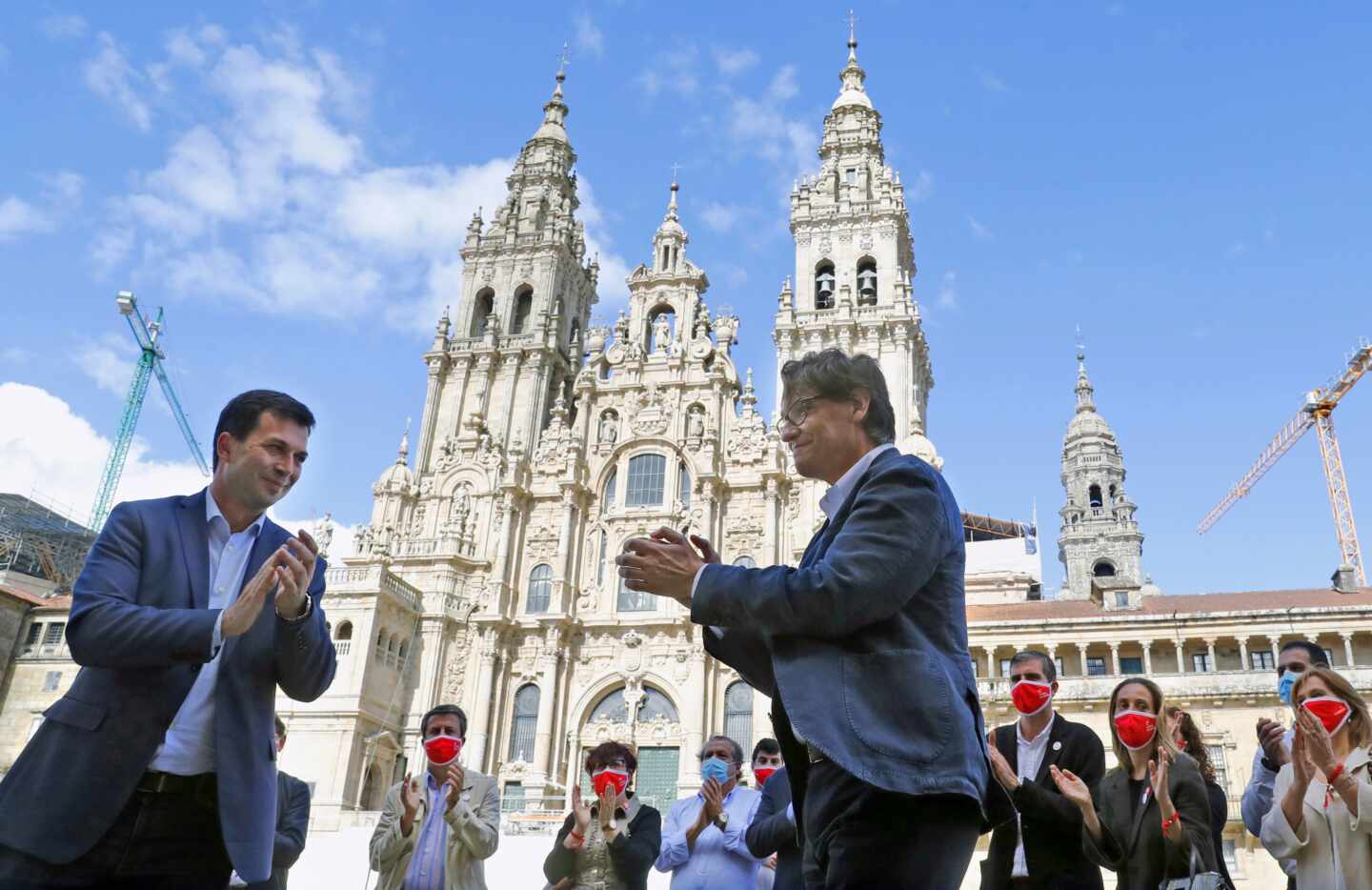 El PSOE aprovecha el tirón del ministro Illa para hacer campaña bajo la catedral de Santiago