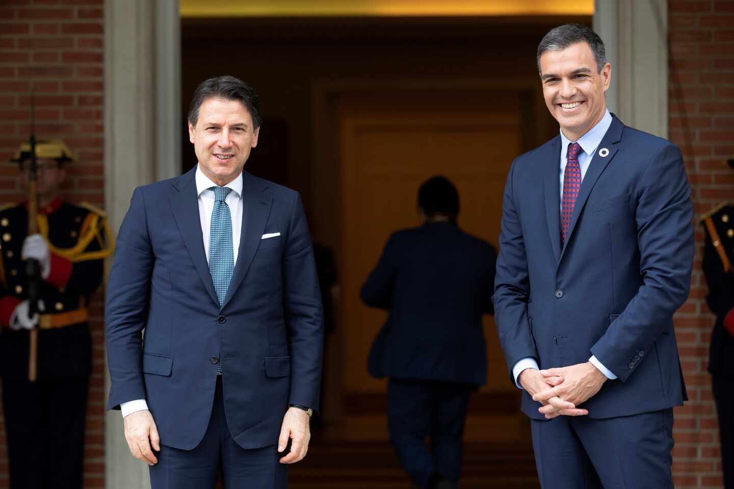 El presidente del Gobierno, Pedro Sánchez, recibe al primer ministro italiano, Giuseppe Conte, en el Palacio de la Moncloa