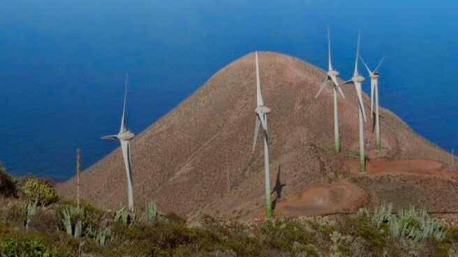 Aerogeneradores de energía eólica en la isla de Hierro.