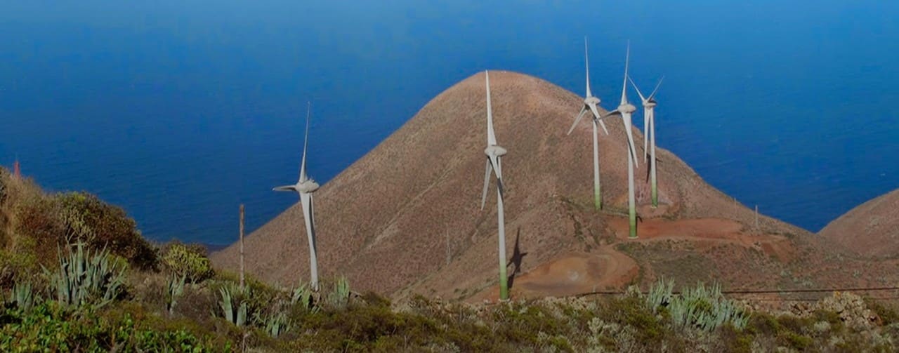 Aerogeneradores de energía eólica en la isla de Hierro.