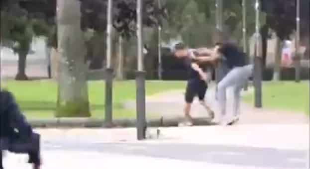 Captura del vídeo viral en el que el ertzaina captura a un ladrón a la carrera por el centro de Bilbao.