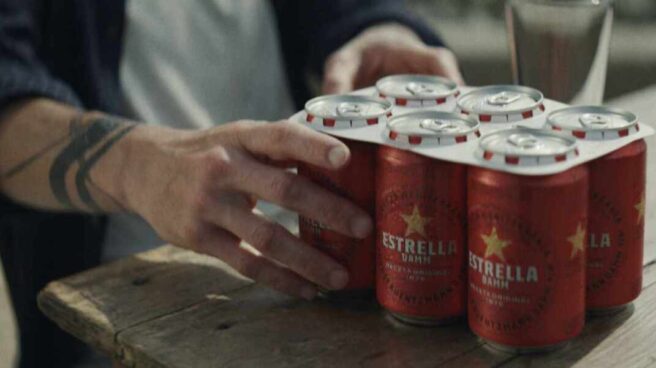 Estrella Damm anuncia la eliminación de las anillas de plástico en su nueva campaña