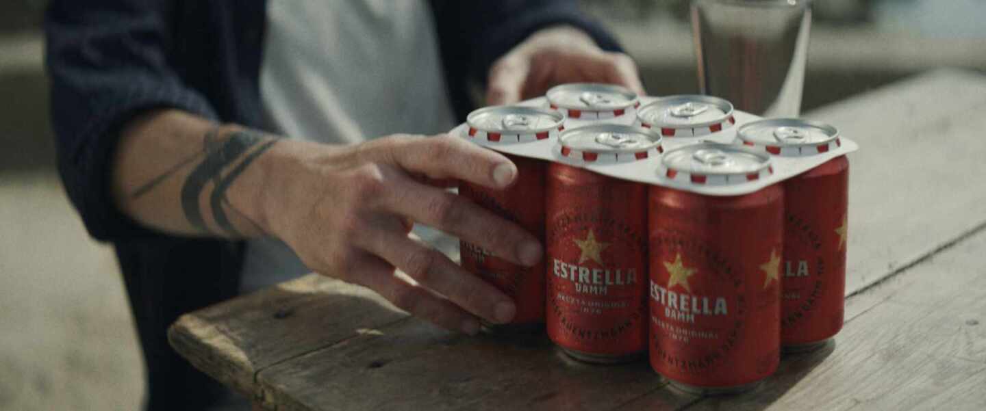 Estrella Damm anuncia la eliminación de las anillas de plástico en su nueva campaña