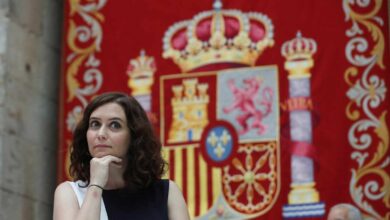 Ayuso duplicaría su porcentaje de votos y podría gobernar Madrid con Vox, según una encuesta