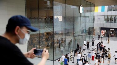Una inmensa cristalera y 185 empleados: así es la tienda más grande de Apple en Asia