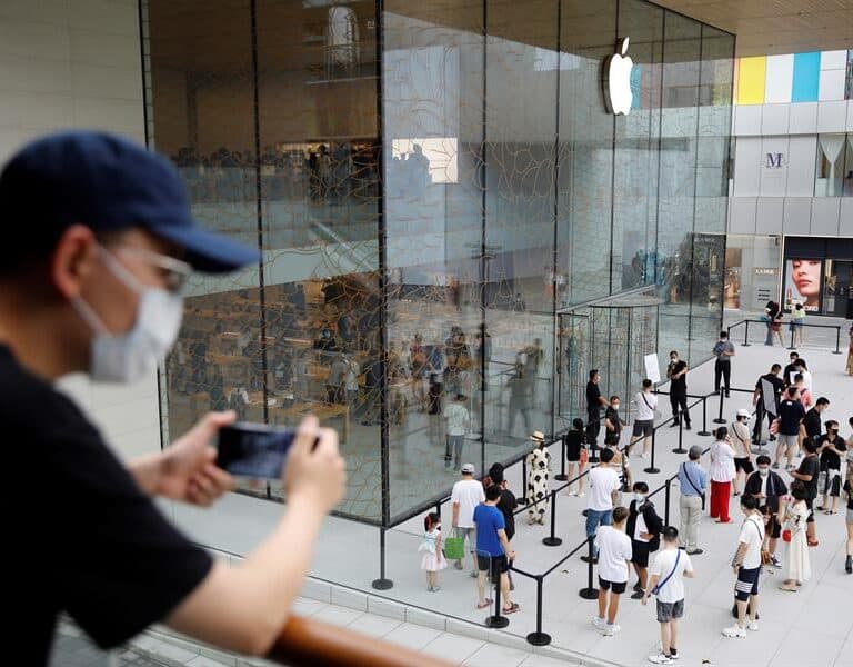 Una inmensa cristalera y 185 empleados: así es la tienda más grande de Apple en Asia