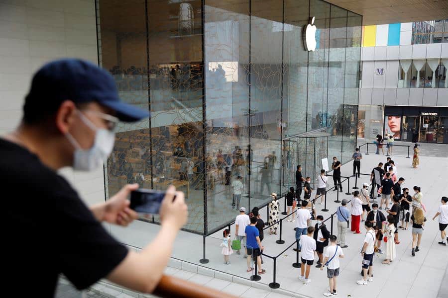 Una inmensa cristalera y 185 empleados: así es la tienda más grande de Apple en Asia