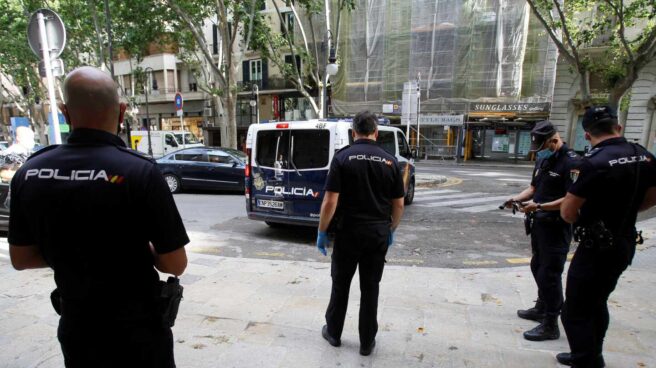 Agentes de la Policía Nacional en Palma de Mallorca.