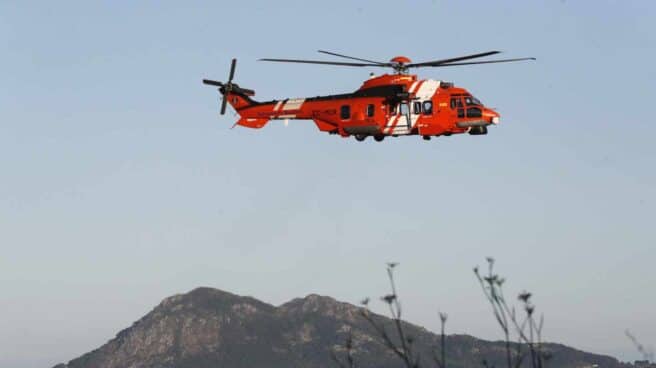 Buscan a dos ocupantes de un kayak en la playa de Coira (A Coruña) Un helicóptero de Salvamento Marítimo.