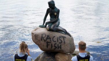 La Sirenita de Copenhague aparece pintada con la leyenda "pez racista"