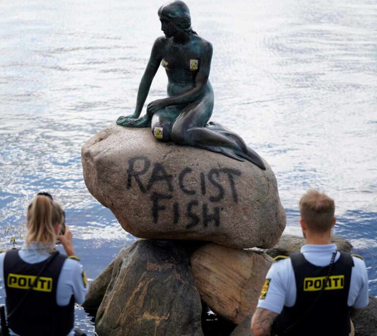 La Sirenita de Copenhague aparece pintada con la leyenda "pez racista"