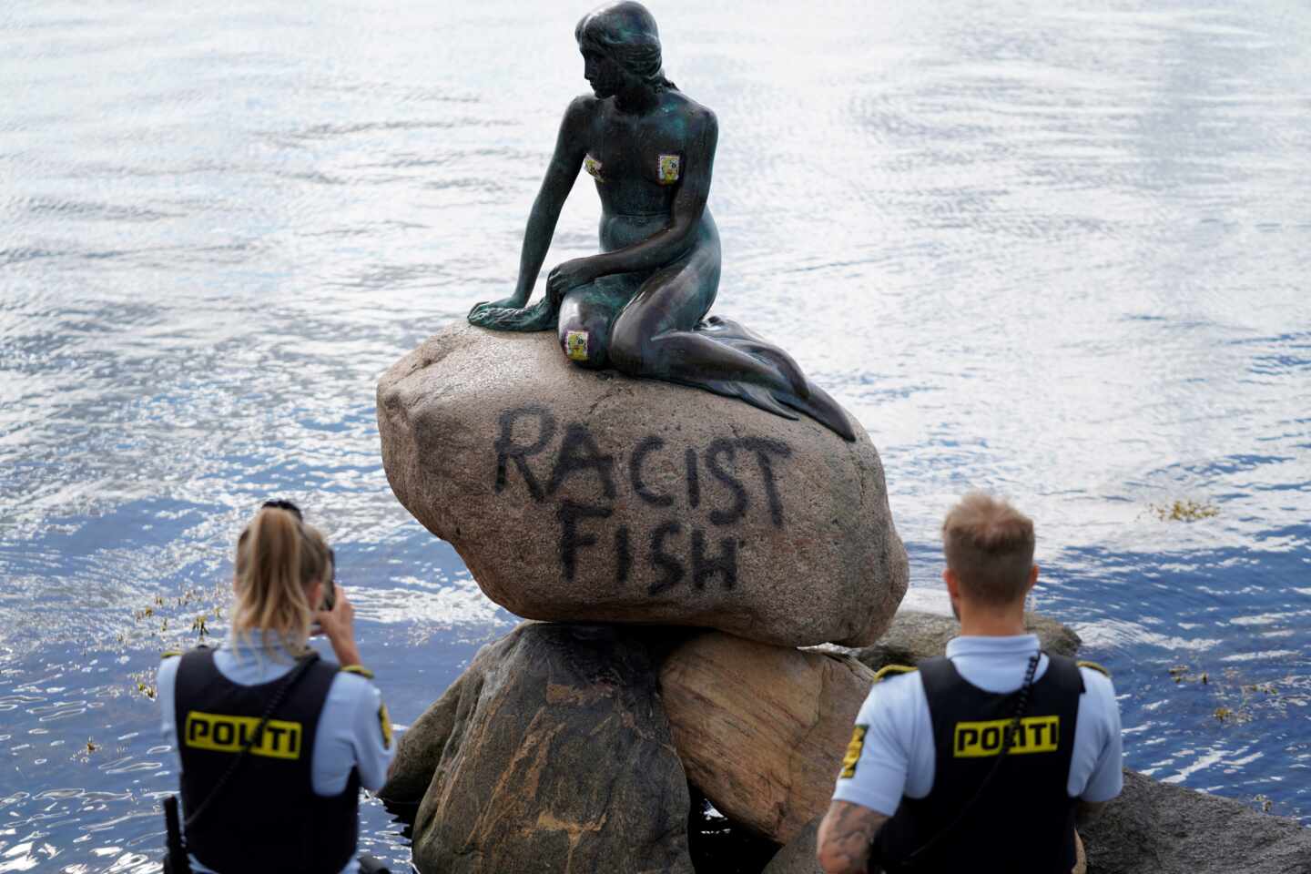 La Sirenita de Copenhague aparece pintada con la leyenda "pez racista"