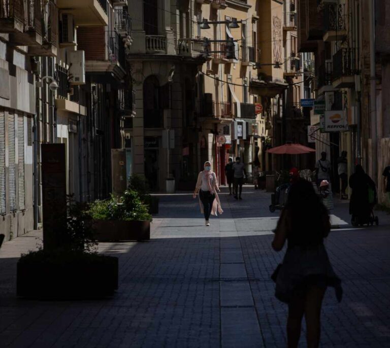 Cataluña ordena el aislamiento de todas las residencias de Lleida