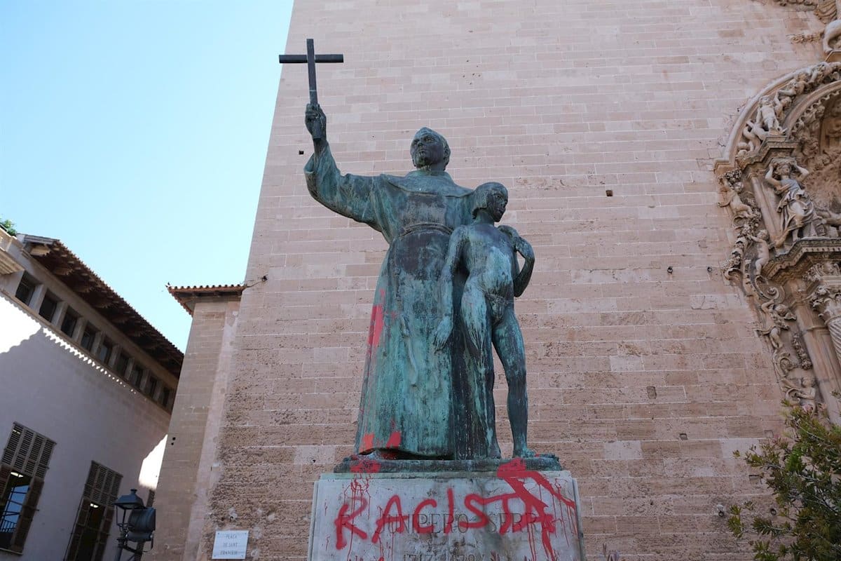 Estatua de Junípero de Serra vandalizada en Mallorca. 