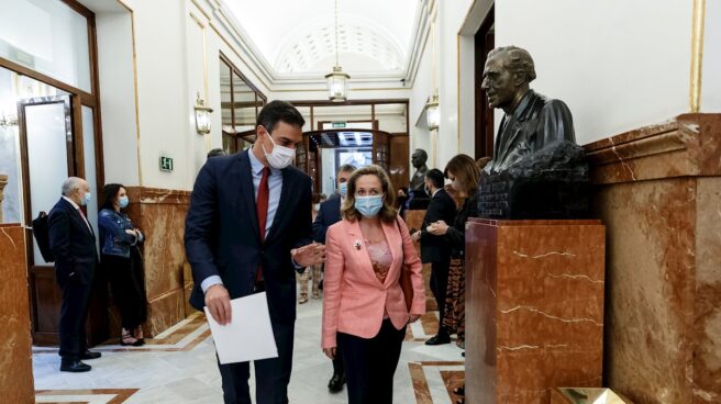 El presidente del Gobierno, Pedro Sánchez, y la vicepresidenta tercera del Gobierno, Nadia Calviño.