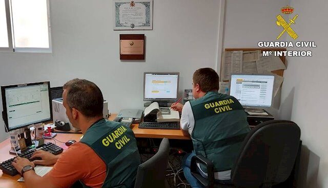 Dos de los agentes que han intervenido en la investigación.