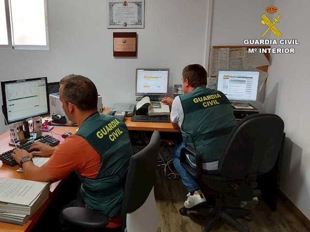 La Guardia Civil de Alicante detiene en Burgos a los autores de 35 estafas en la venta de perros por Internet