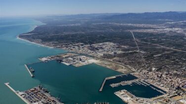Un petrolero permanece anclado frente a Castellón con 8 positivos por covid