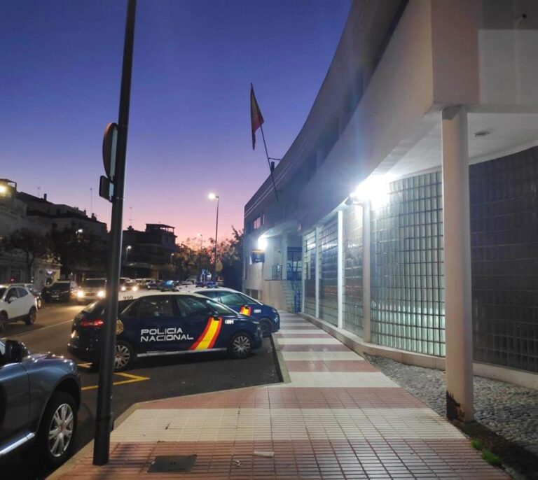 Cinco jóvenes retienen a dos chicas menores en un piso en Puerto Banús con varias armas en su interior