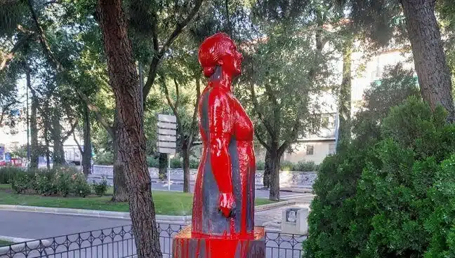 Vandalizan con pintura roja esta madrugada la estatua de 'La Pasionaria' en Leganés