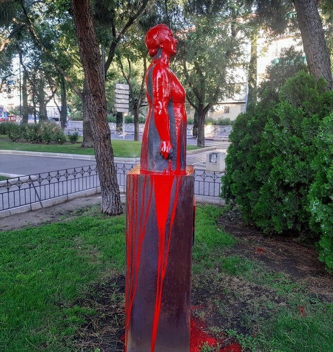 Vandalizan con pintura roja esta madrugada la estatua de 'La Pasionaria' en Leganés