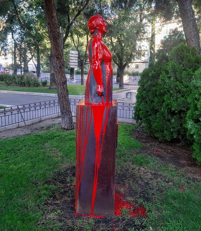 Vandalizan con pintura roja esta madrugada la estatua de 'La Pasionaria' en Leganés