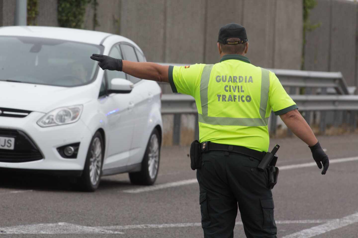 Un guardia civil, en labores de regulación del tráfico.