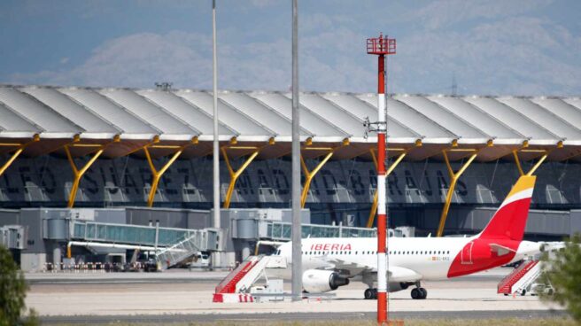 Un avión de la aerolínea Iberia en el aeropuerto de Madrid-Barajas.