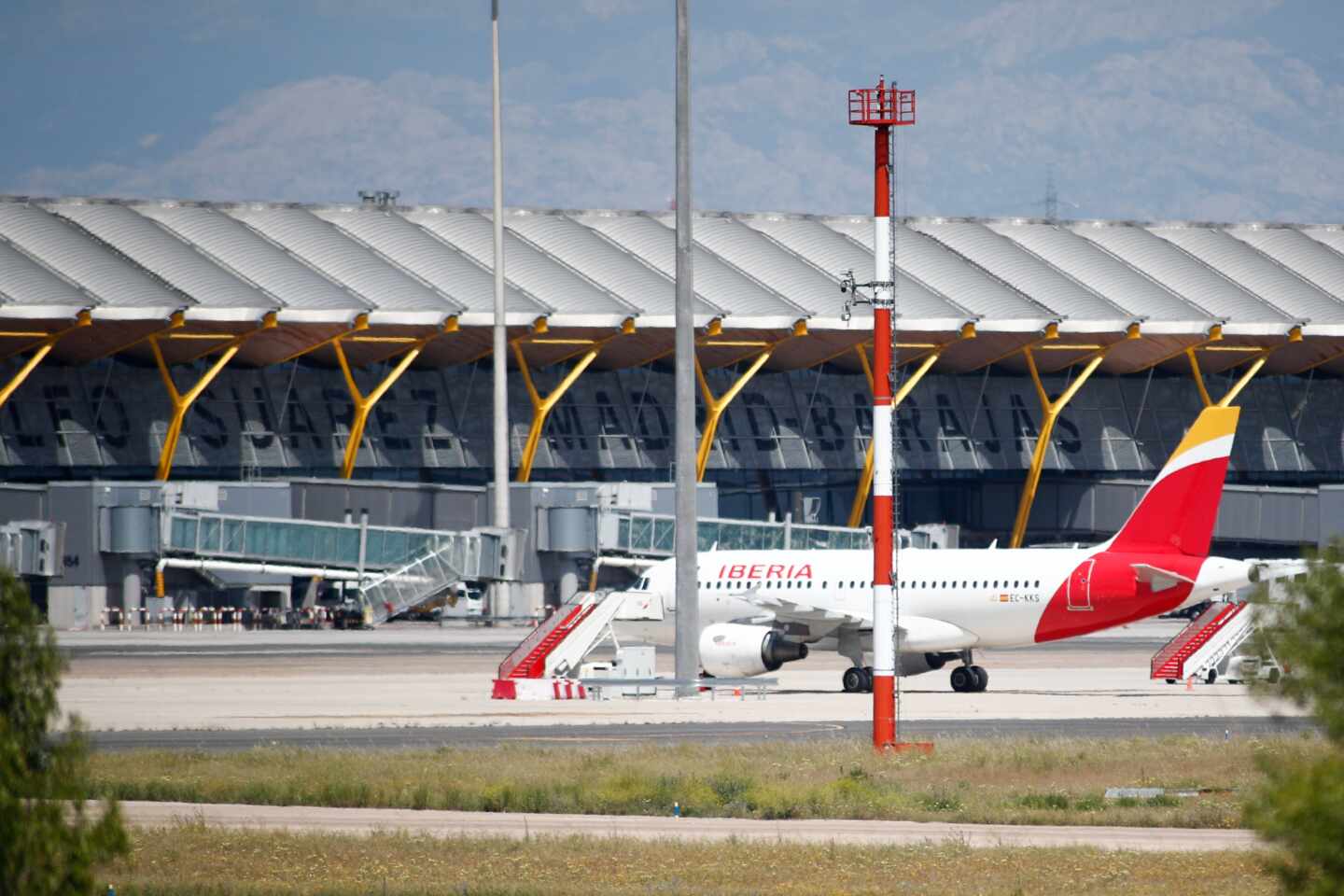 Un avión de la aerolínea Iberia en el aeropuerto de Madrid-Barajas.