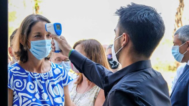 La ministra de Turismo, Reyes Maroto, es sometida a control de temperatura antes de asistir a unas jornadas en Ibiza. La ministra de Turismo, Reyes Maroto, es sometida a control de temperatura antes de asistir a unas jornadas en Ibiza.