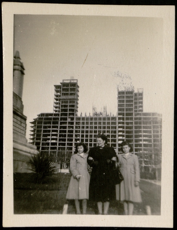 Una familia posa delante del edificio en construcción en 1951