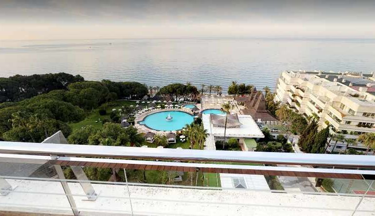 Un británico muere tras precipitarse desde un balcón en Marbella y aplasta a otro hombre en la caída