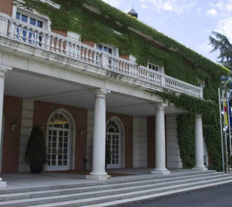 Moncloa pagará 21.780 € euros para mantener la residencia de Sánchez libre de palomas