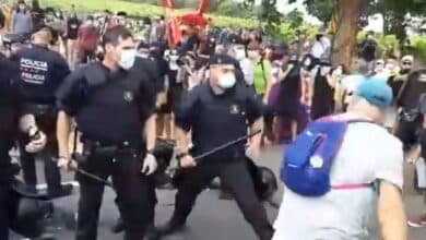 Los Mossos cargan contra los manifestantes durante la visita de los Reyes a Poblet