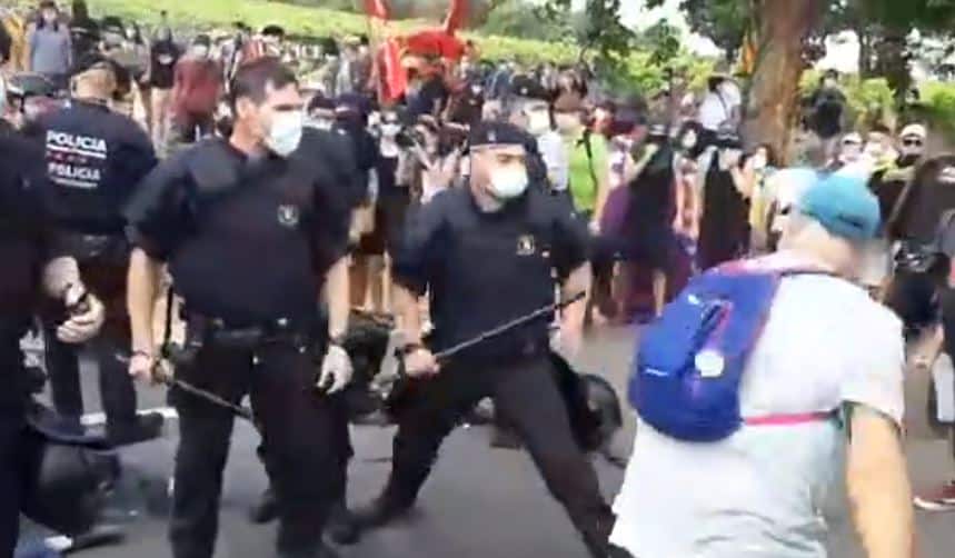 Los Mossos cargan contra los manifestantes durante la visita de los Reyes a Poblet