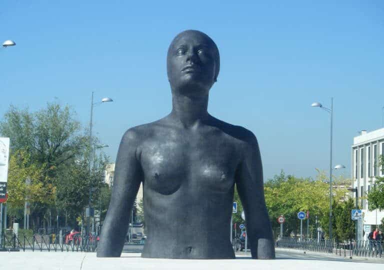 Pintan con spray un corazón y varias iniciales la escultura 'La Mujer de Coslada', de Antonio López