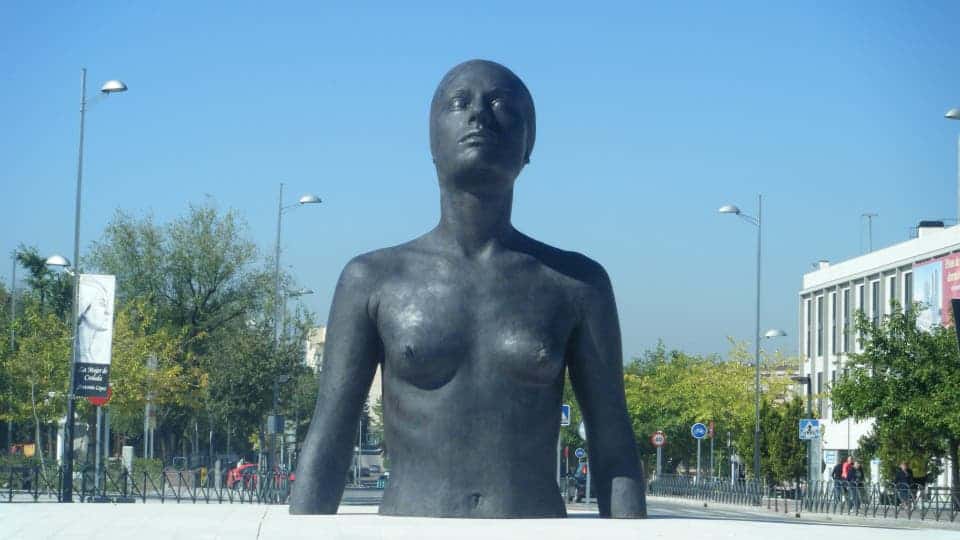 Pintan con spray un corazón y varias iniciales la escultura 'La Mujer de Coslada', de Antonio López