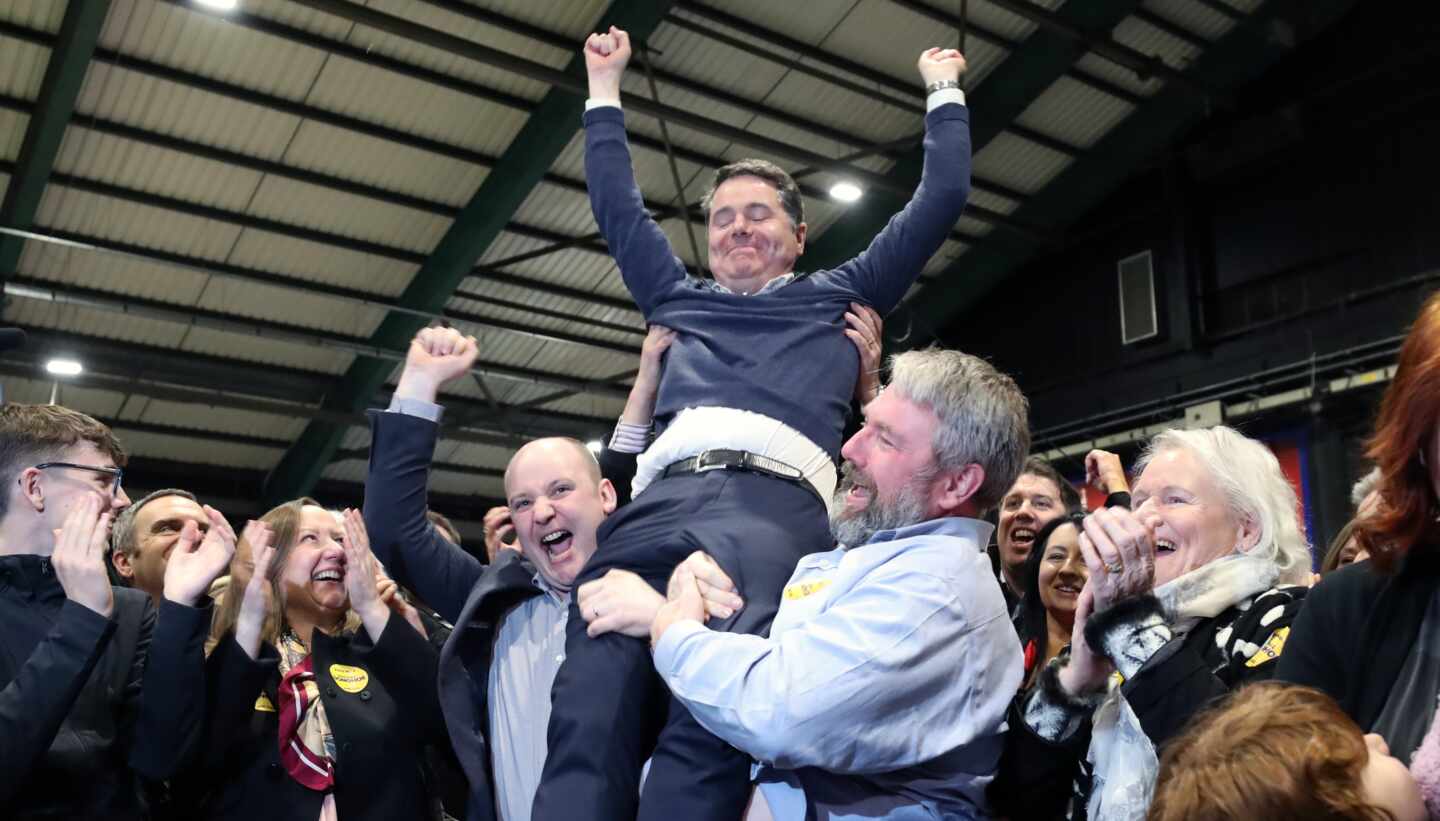 Paschal Donohoe, nuevo presidente del Eurogrupo, celebra una victoria electoral en Irlanda.