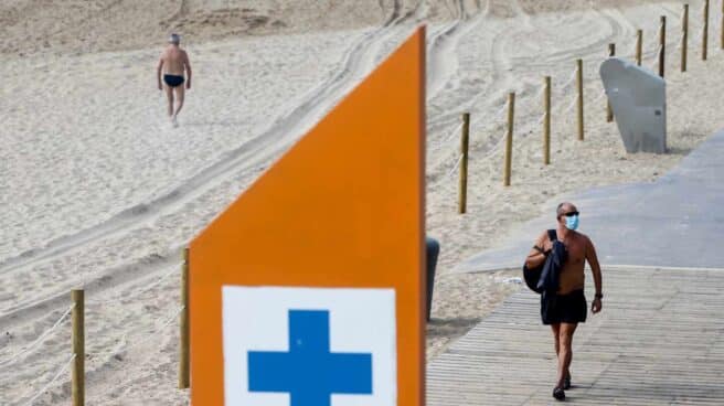 Un bañista con mascarilla en la playa de la Barcelona, en Barcelona. Un bañista con mascarilla en la playa de la Barcelona, en Barcelona.