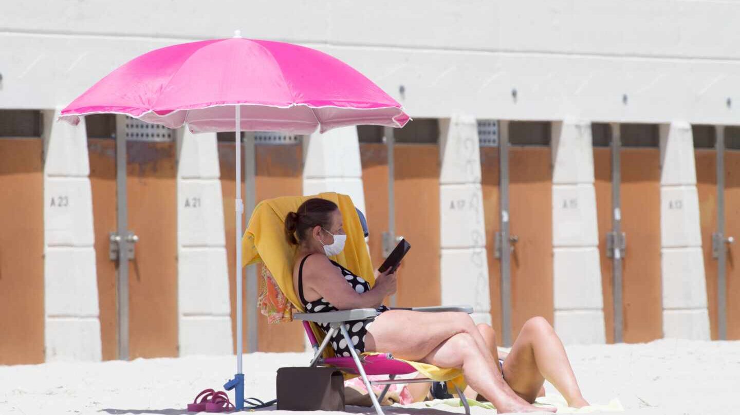 Una bañista con mascarilla en una playa de Galicia.