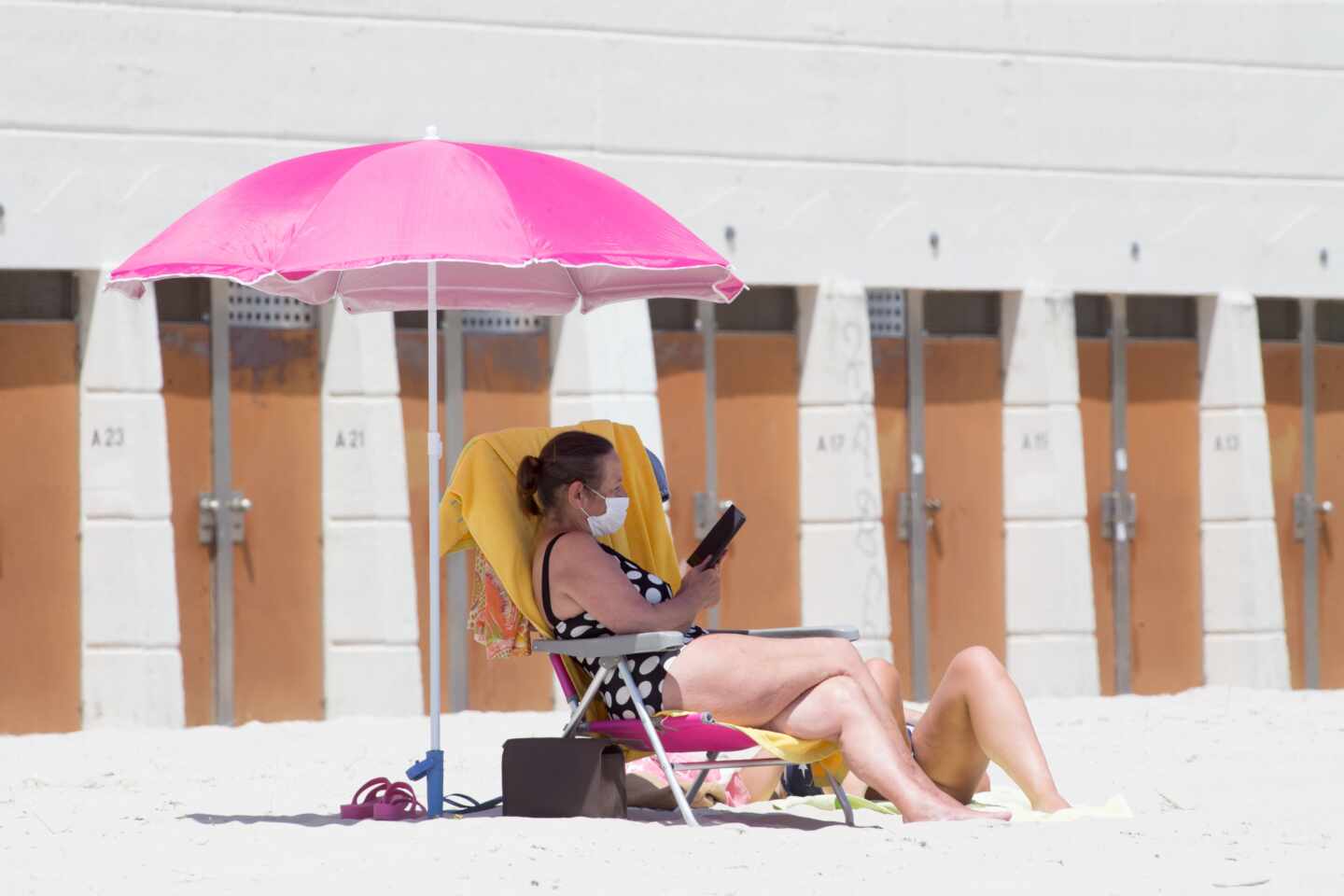 Una bañista con mascarilla en una playa de Galicia.